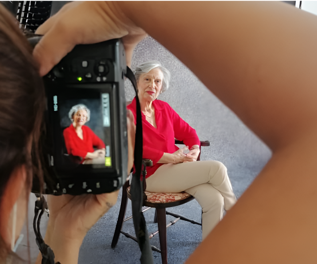 Senhora de vermelho e fotógrafa; sessão de fotografia em lar de idosos em Lisboa