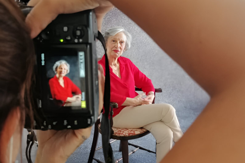Senhora de vermelho e fotógrafa; sessão de fotografia em lar de idosos em Lisboa