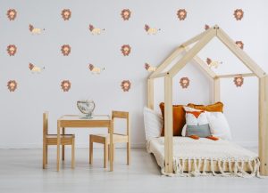 Autocolantes decorativos infantis com os leões a fazerem efeito de papel de parede em quarto infantil.